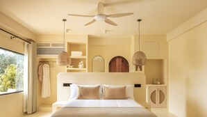Ein Schlafzimmer mit Bett, Deckenventilator, Fenster und Kleiderschrank.