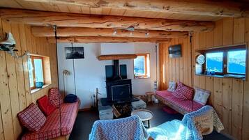 Cheminée, livres, chaßne hi-fi