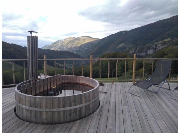 Outdoor spa tub