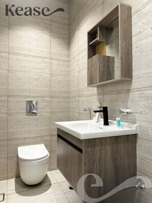 Appartement Design, 3 chambres | Salle de bain | Articles de toilette gratuits, sèche-cheveux, peignoirs, chaussons