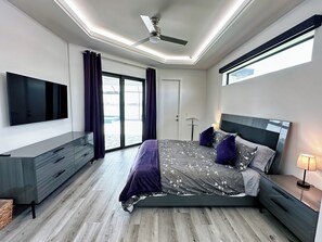 3 bedrooms, desk, iron/ironing board, travel cot - NEW Exclusive Villa Alhambra Lake - Infinity pool - 5TVs - Gameroom - dock (Cape Coral)