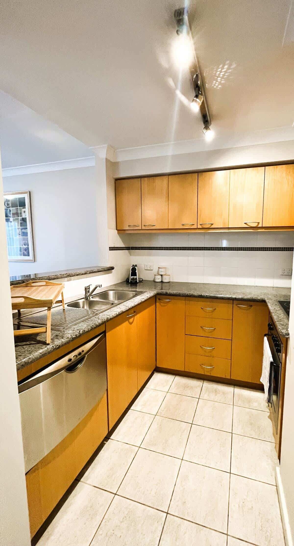 冷蔵庫、電子レンジ、オーブン、コンロ