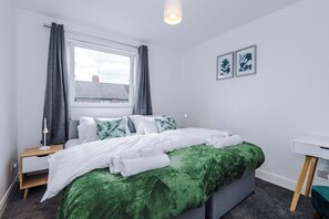 3 bedrooms, desk, iron/ironing board, free WiFi - Spacious 3 br house near Leeds City Centre with free parking (Cross Green)