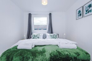 3 bedrooms, desk, iron/ironing board, free WiFi