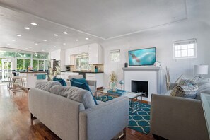 Smart TV - Kellogg’s Beach Home with  washer/dryer,/full kitchen, kids backyard and parking (San Diego)