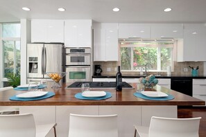 Fridge, microwave, oven, stovetop - Kellogg’s Beach Home with  washer/dryer,/full kitchen, kids backyard and parking (San Diego)