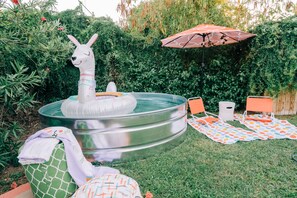 Outdoor spa tub - Biltmore Area Cottage w/Stock Tank Pool (Phoenix)