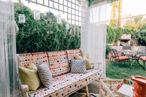 Outdoor dining - Biltmore Area Cottage w/Stock Tank Pool (Phoenix)