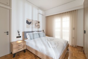 2 sovrum, värdeförvaringsskåp på rummet och skrivbord