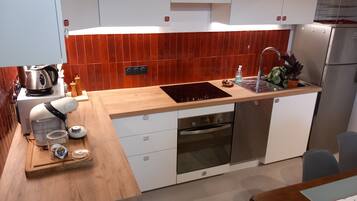 Een koelkast, een microgolfoven, een oven, een kookplaat