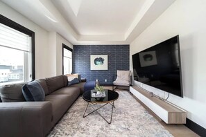 Smart-TV, Kamin, Stereoanlage