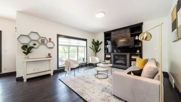 智能电视、壁炉、立体声音响