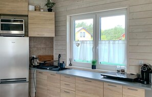 Kühlschrank, Herdplatte, Wasserkocher mit Kaffee-/Teezubehör