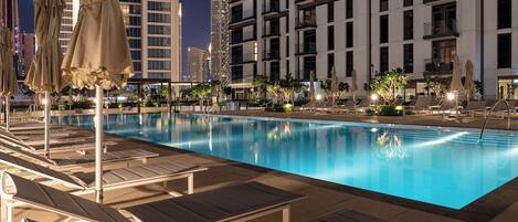 Una piscina al aire libre