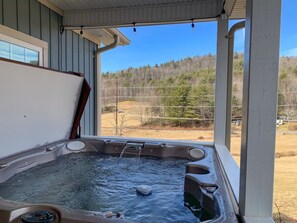 Un bain à remous avec vue sur une zone boisée.