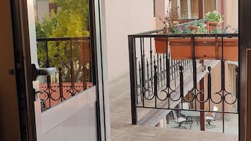 1 habitación, escritorio y espacio para trabajar con laptop