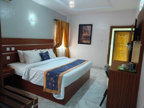 Habitación Royal, vista a la ciudad | 1 habitación, muebles diferentes, escritorio y wifi gratis
