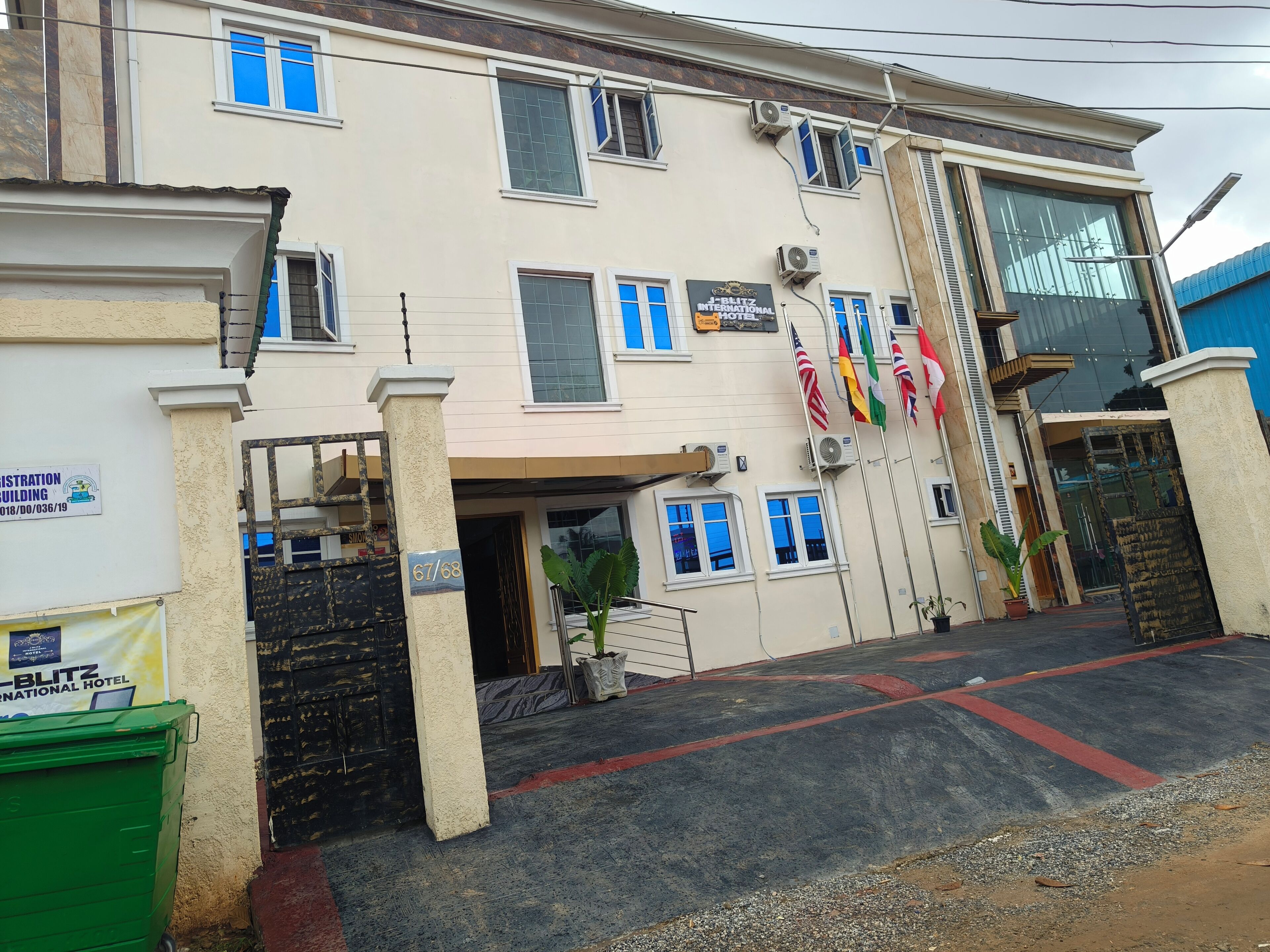 Un hotel con fachada color crema, varias ventanas y un letrero que indica que es un Blitz International Hotel.