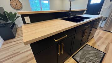 Mikrovågsugn, ugn, spishäll och diskmaskin