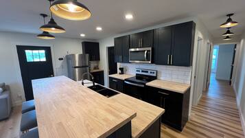 Mikrovågsugn, ugn, spishäll och diskmaskin