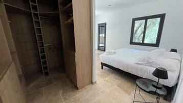 4 slaapkamers, een bureau, een strijkplank/strijkijzer, reisbedje