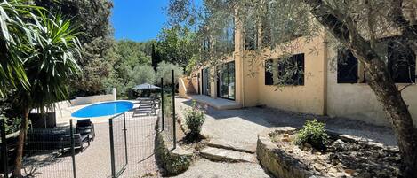 حمّام سباحة خارجي