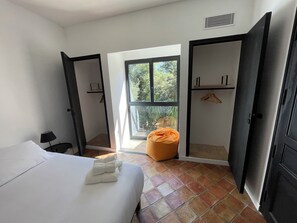 4 camere, una scrivania, ferro/asse da stiro, culla da viaggio