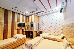 Deluxe Quadruple Room, City View | Soundproofing, free WiFi, bed sheets - Goroomgo Sangam Palace Guest House Mathura (Mathura)