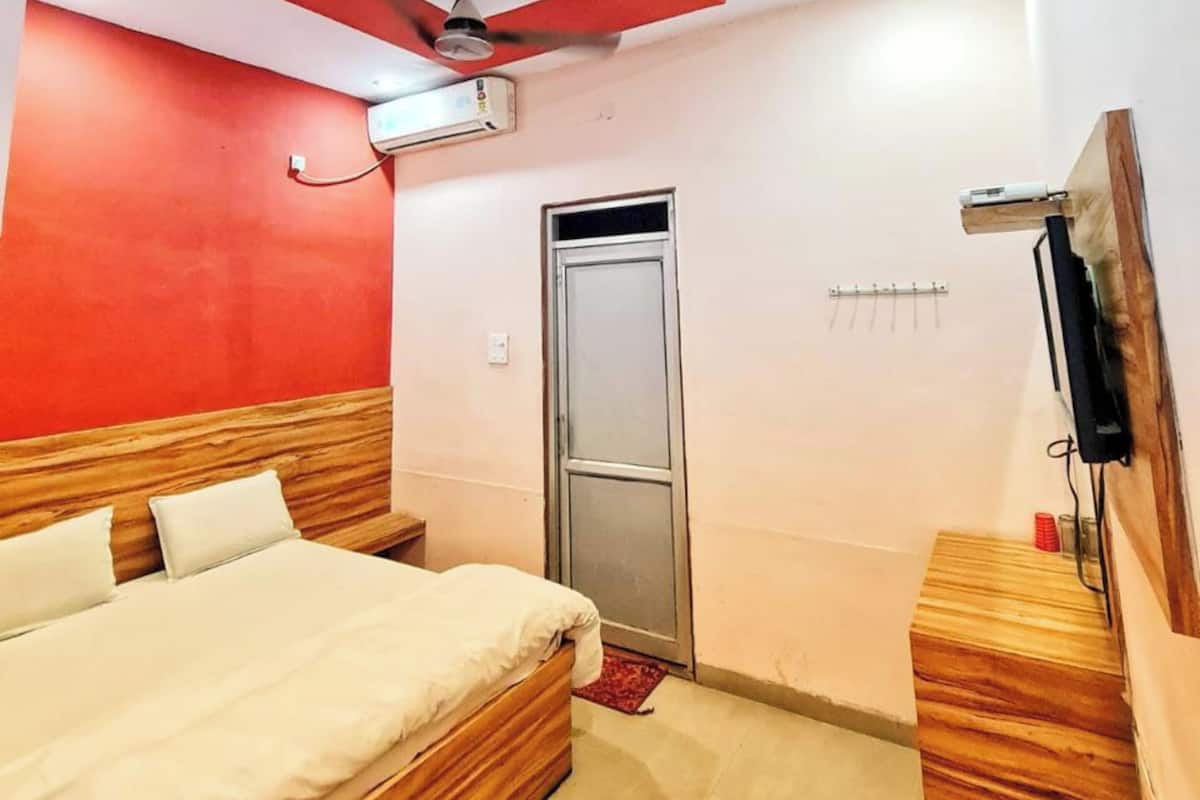 Deluxe Double Room, City View | Soundproofing, free WiFi, bed sheets