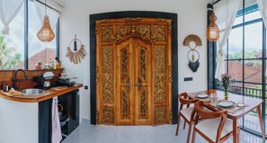 Fridge, oven, stovetop, dishwasher - Modern, Cozy, 270° View Above Ubud to Western Standard right in quiet Penestanan (Kecamatan Ubud)