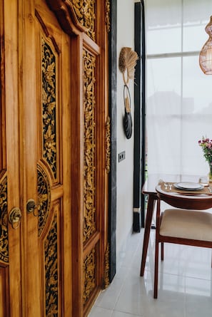 Interior - Modern, Cozy, 270° View Above Ubud to Western Standard right in quiet Penestanan (Kecamatan Ubud)