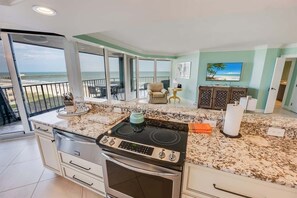 ثلاجة، ميكروويف، فرن، موقد طهي مسطح