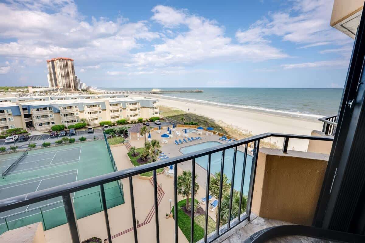 Un hôtel situé en bord de mer, doté d’une piscine, d’un court de tennis et offrant une vue sur la plage.