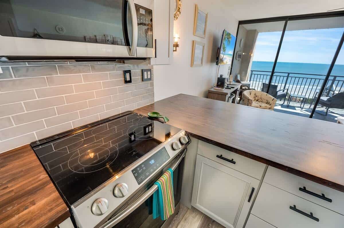 Geladeira, micro-ondas, fogão, cooktop