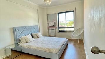 2 عدّة غرف نوم ومكتب ومكواة/لوح كي وواي فاي