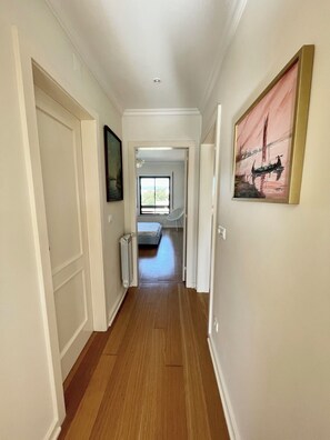 2 habitaciones, escritorio, tabla de planchar con plancha y wifi 