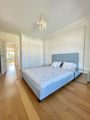 2 slaapkamers, een bureau, een strijkplank/strijkijzer, wifi