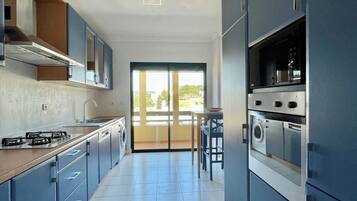 ثلاجة، ميكروويف، فرن، موقد طهي مسطح