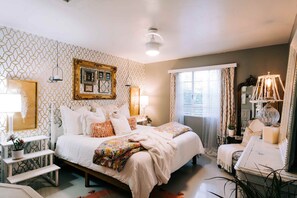 2 soverom, skrivebord, strykejern/-brett og reiseseng for barn