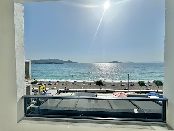 Habitación Deluxe, vistas al mar | Ropa de cama hipoalergénica, minibar, escritorio