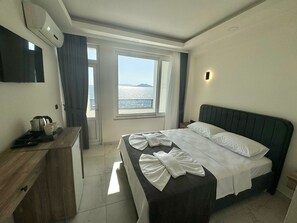 Habitación Deluxe, vistas al mar | Ropa de cama hipoalergénica, minibar, escritorio