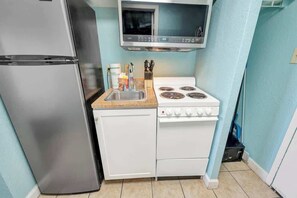 Refrigerador, microondas, placa de cocina, lavavajillas