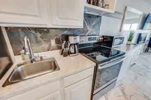 Geladeira, micro-ondas, cafeteira/chaleira