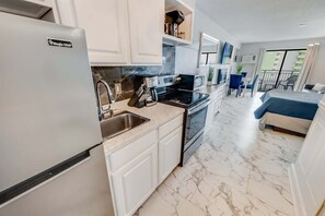 Refrigerador, microondas, cafetera y tetera y utensilios de cocina 