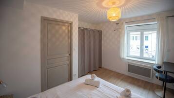 2 soverom, skrivebord, strykejern/-brett og wi-fi (inkludert)