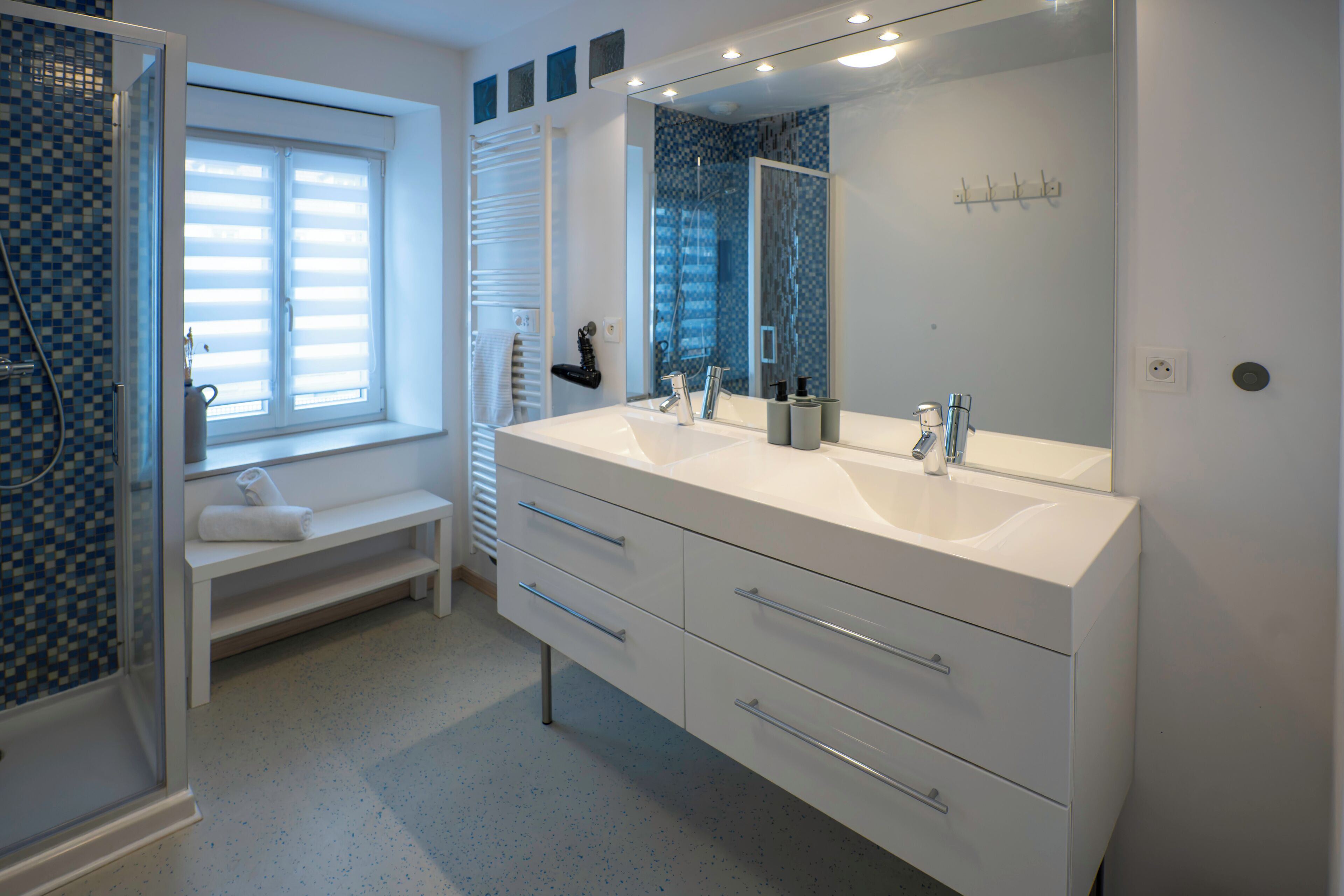Articles de toilette écologiques, sèche-cheveux, serviettes fournies