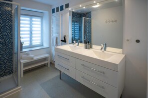 Articles de toilette écologiques, séchoir à cheveux, serviettes fournies