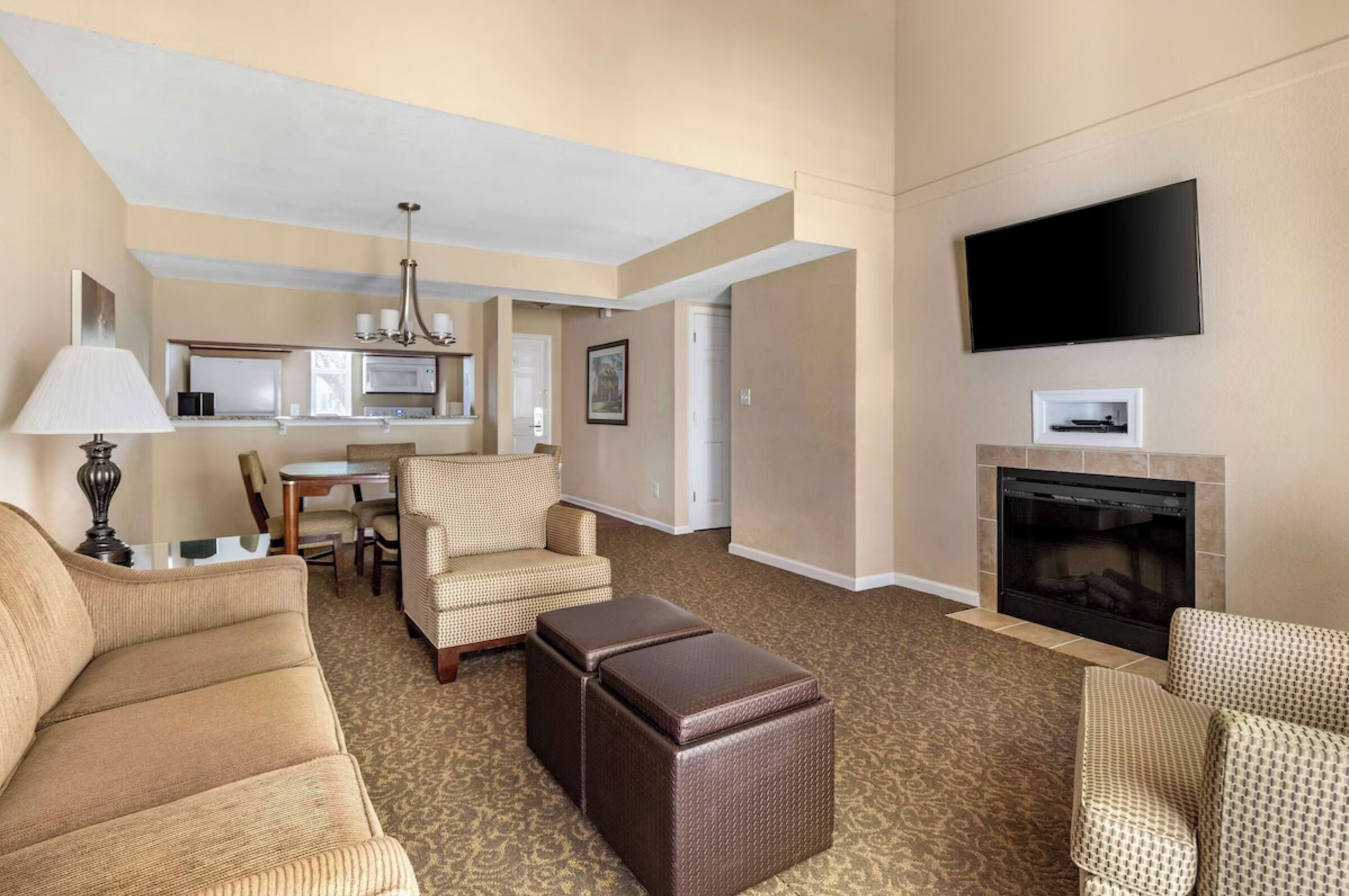 Télévision, cheminée, lecteur de DVD