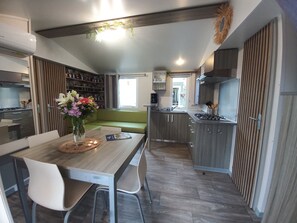 Dining - Mobile Home 6 Personnes ,3 Chambres 32m2 Avec Terrasse 14m2 Semi Couverte (Vendres)