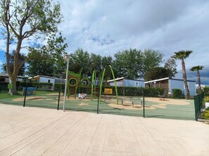 Children’s area - Mobile Home 6 Personnes ,3 Chambres 32m2 Avec Terrasse 14m2 Semi Couverte (Vendres)